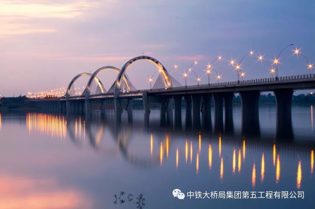 九江八里湖大桥是九江市老城区通向八里湖新区及九江县的一条便捷