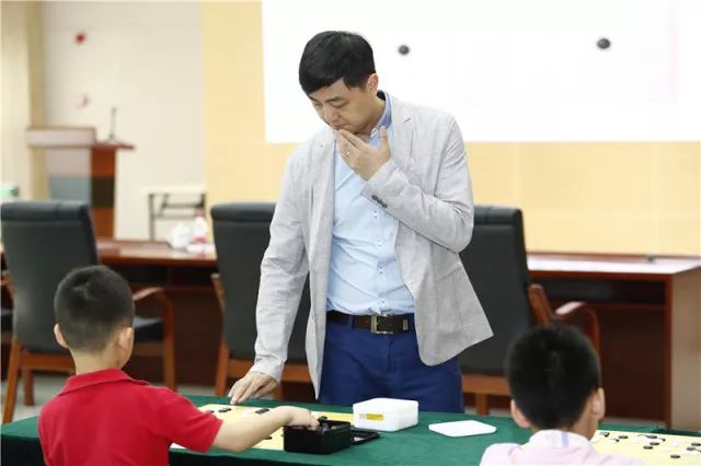 大师挑战赛李培伦6段结合当下最热门的围棋人工智能