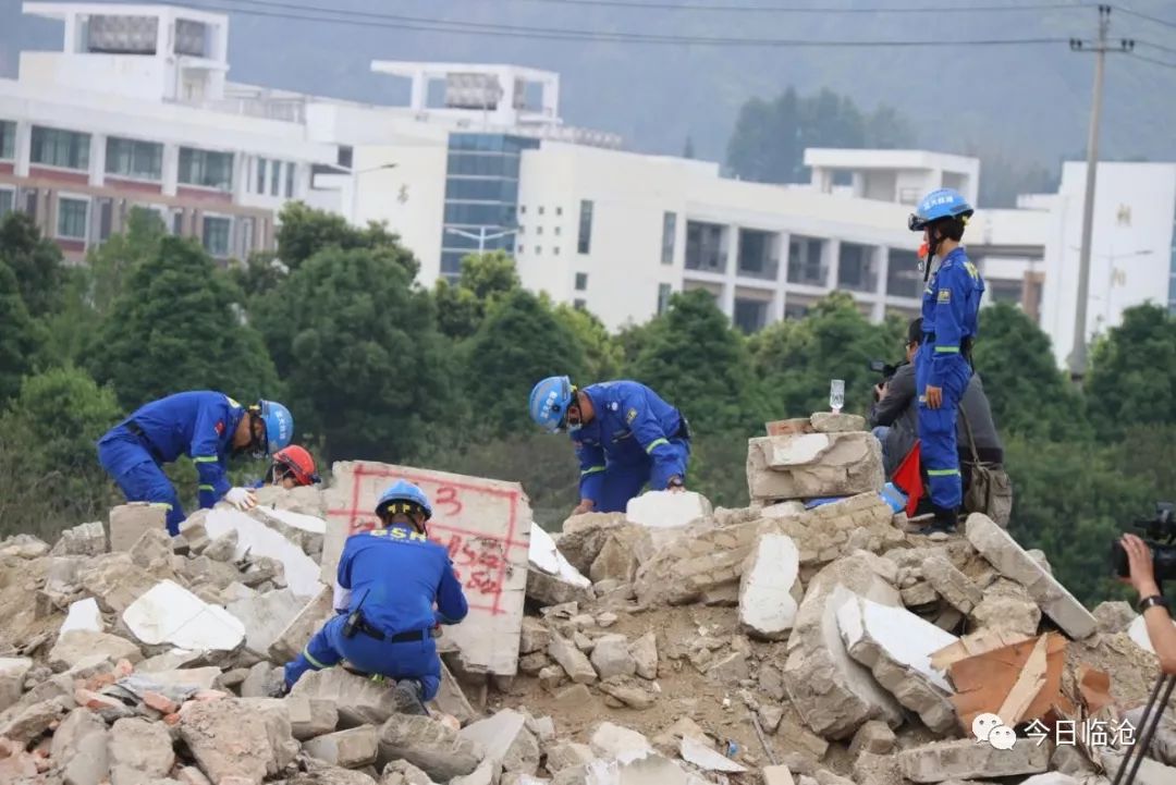 蓝天救援队同时开展救援行动,进行了地震废墟搜救,震后次生灾害事故