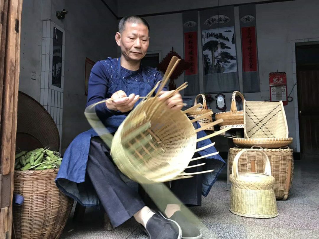 歙县岭脚村民间艺人云集亮绝活搓麻绳编扇子荫帽箍木桶勾起童年的记忆