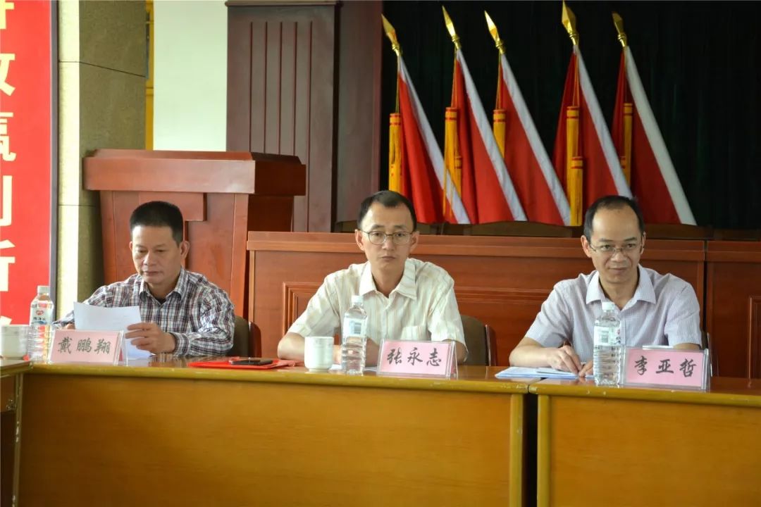 活动室建设情况,随后在镇政府五楼会议室召开座谈会,由潘爱忠同志主持