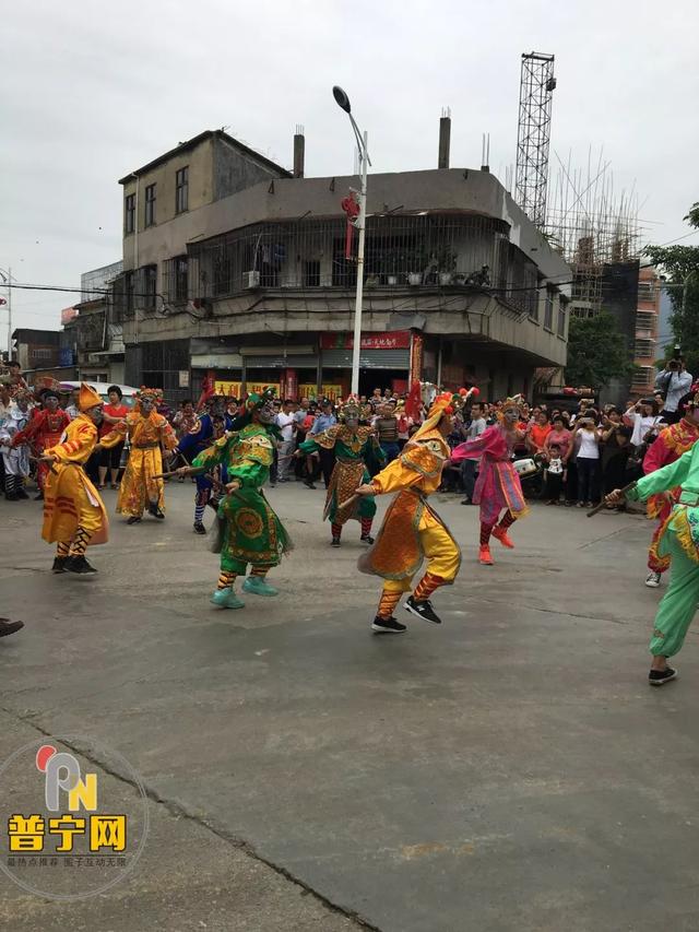 ▼祭拜仪式上,果陇村代表向北山村祖先三鞠躬.