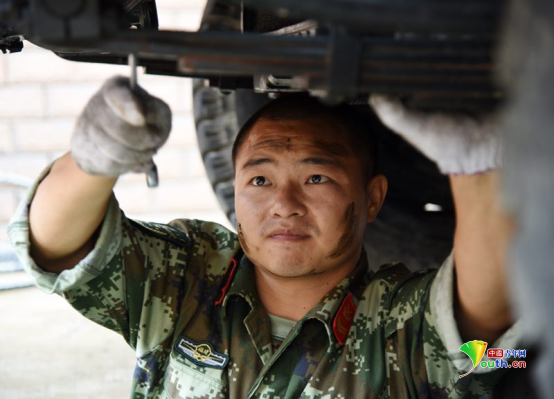 李兵在修理汽车.武警龙岩支队供图.