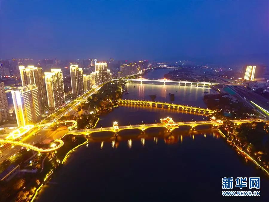 这是漳州九龙江两岸城市夜景(5月12日无人机拍摄.