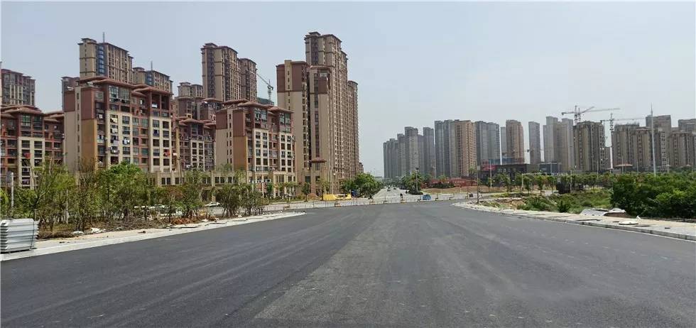 滨湖路的延伸工程是穿过在建的宛陵湖东湖工地,与向阳大道相连,全长约