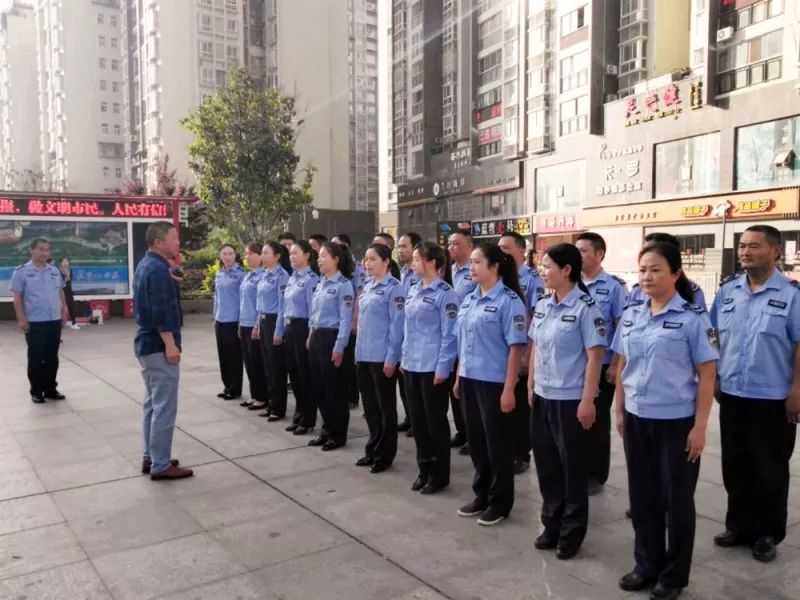 目前,巴中市城管执法局中有转业,退伍军人100余名,他们优良作风,严明