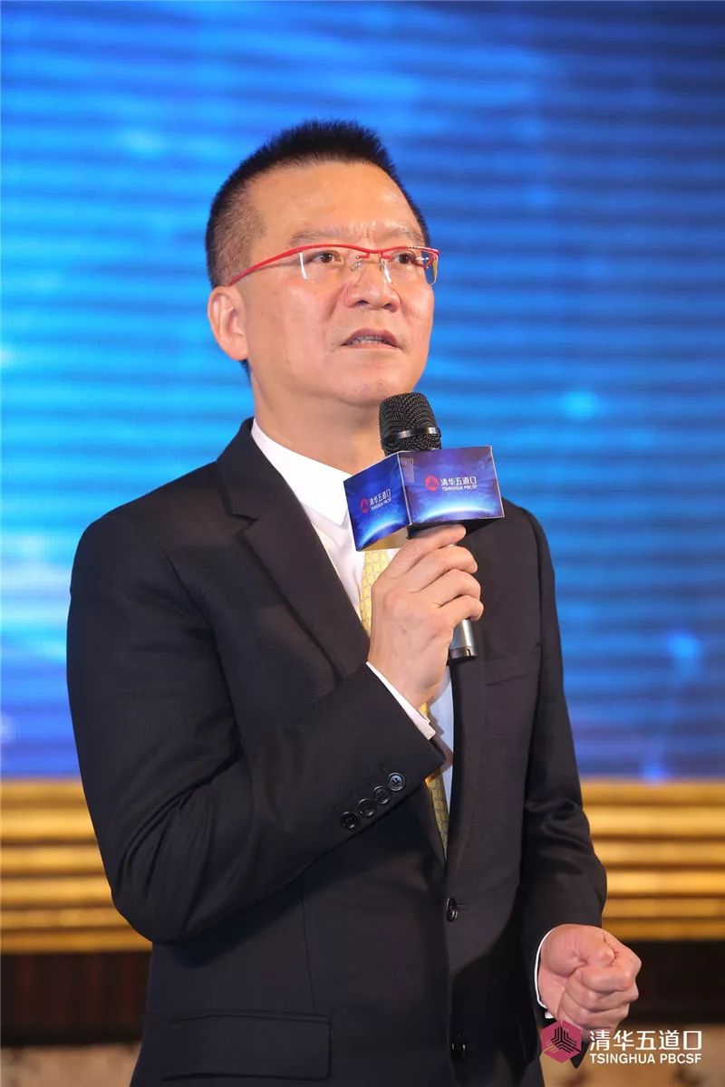 图为郭泽伟星河湾集团董事长黄文仔作为广东企业家代表发表致辞,祝贺