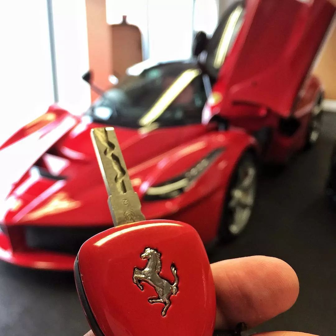 法拉利laferrari(参数|图片)的启动方式还能如此的拉风,车身与钥匙同