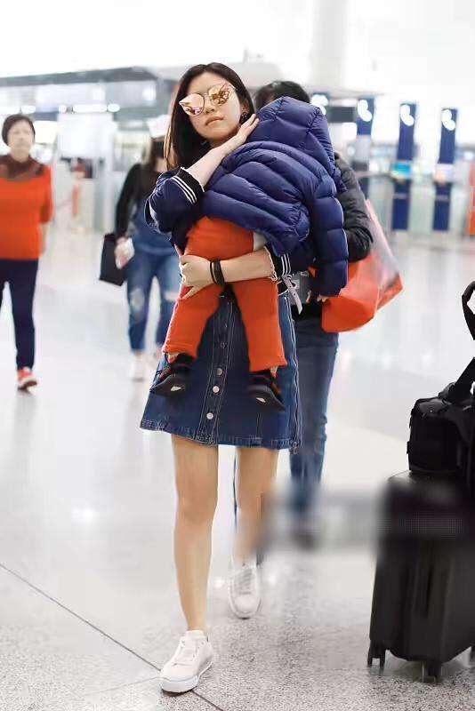 陈妍希抱儿子现身机场画面温馨, 小星星趴妈妈肩膀一路酣睡