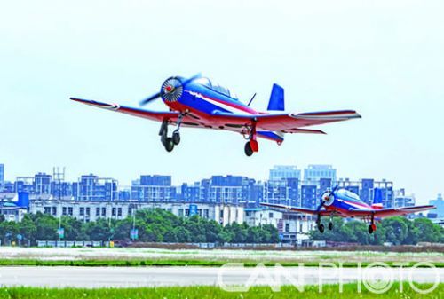 5月8日,航空工业洪都数架初教6飞机从青云谱机场起飞转场交付.