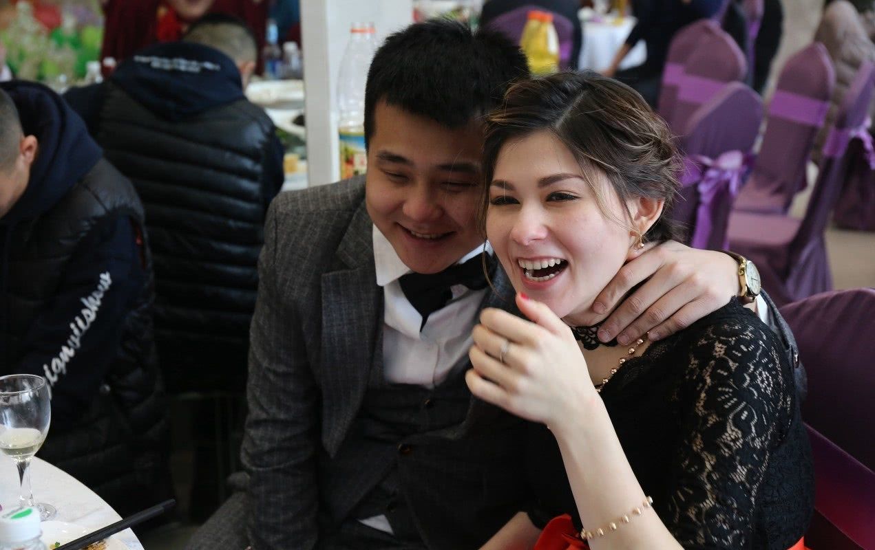 中国小伙娶俄罗斯媳妇,妈妈在婚礼上却很尴尬,全程一个表情!