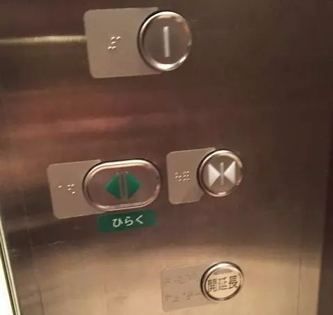 还有很多想告诉大家的细节: 有主次的开关按钮,让你知道电梯里开门比
