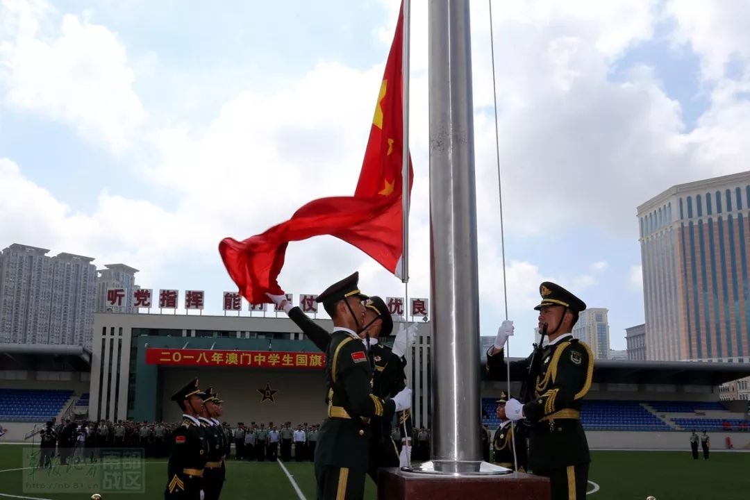 澳门中学生国旗手训练营在驻澳门部队举行