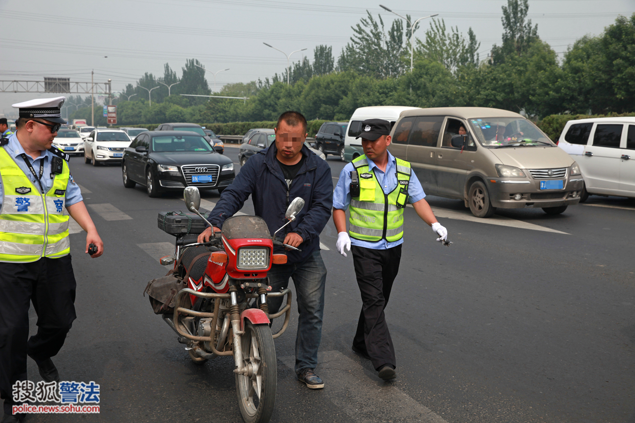 交警南四环主路一小时拦下闯禁行摩托车20余辆