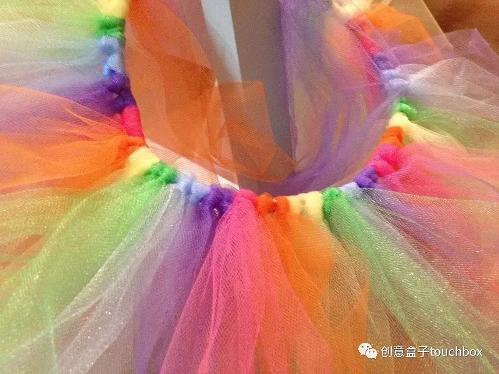 小女儿做条彩虹裙子 还可以用不织布 用褶皱纸打造各种个样的舞台背景