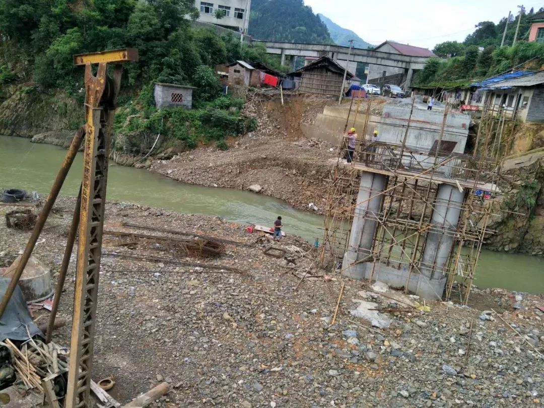 预计7月完工 5月10日,因连日大雨,双牌县塘底乡地沙塘便桥被洪水冲垮