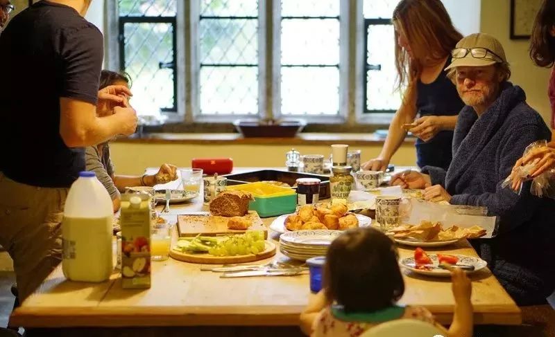 快看英国家庭里教给孩子的餐桌礼仪有哪些