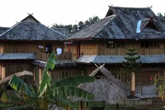 傣族竹楼是一种干栏式建筑,梁,柱,门,窗,楼板全部用竹制成,因而称为"