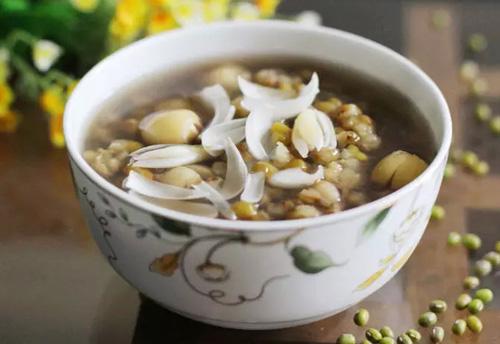 绿豆百合汤是家喻户晓的糖水,比如绿豆