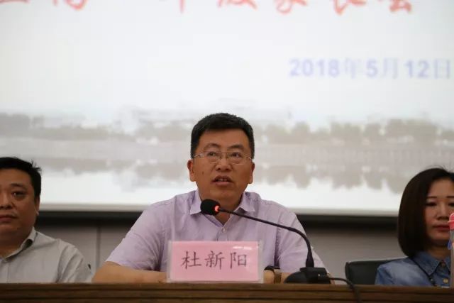 教育 正文  东阳中学校长杜新阳和高二家长理事会会长王建良,高一家长