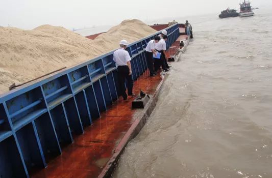 题】宁波海事局处置两艘非法从事海上运输内河船