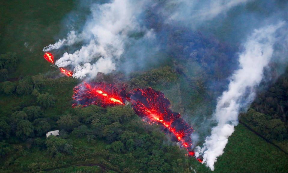 夏威夷基拉韦厄火山持续喷发再出现新裂缝