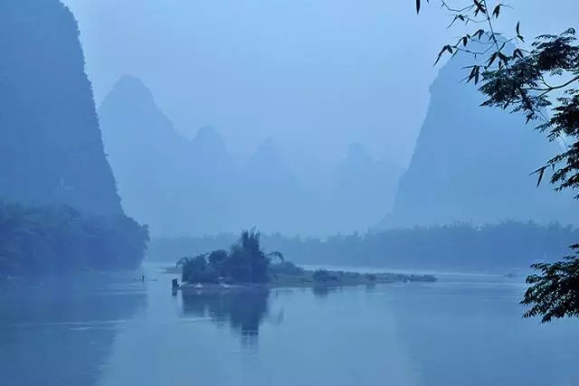 烟雨蒙蒙的江南,远处黛色的山峦云雾缭绕,如诗如画,才是中国山水该有
