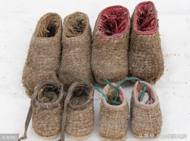 以前冬季常穿的一种保暖的鞋子,用芦苇樱子编织成的,底是木头做成的
