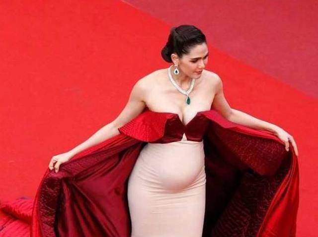女明星大肚子孕妇照:泰国女星挺个大肚子走红毯,网友