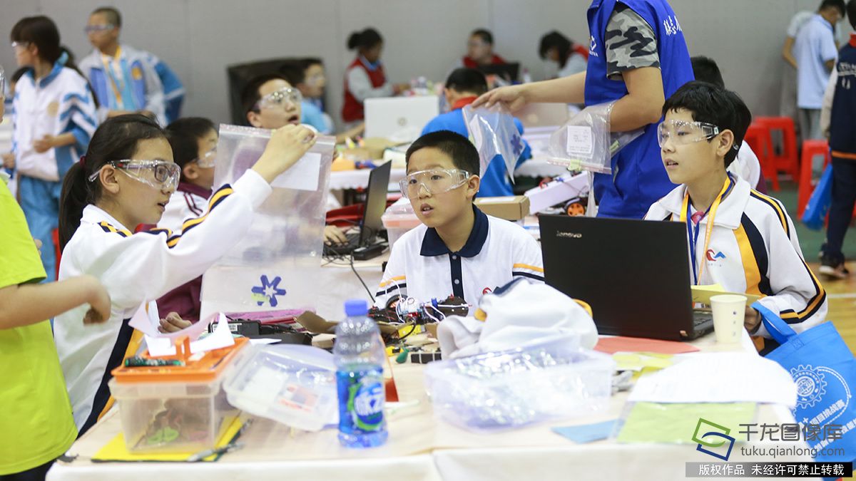 北京市111所中小学学生比拼科技创新