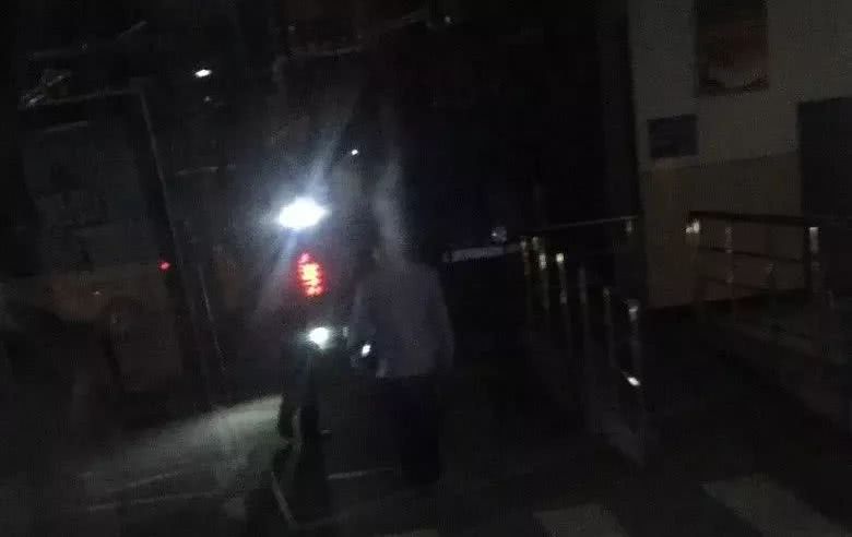 网友拍摄的照片:涂师傅报了警,女孩跟着民警一起回派出所去了