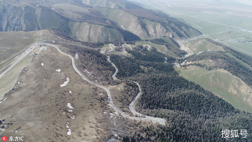 天山翻山公路十八弯 成新疆最美景观大道