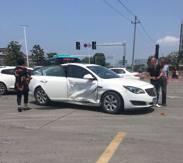 温岭一出租车撞上别克车,半个车头都撞没了