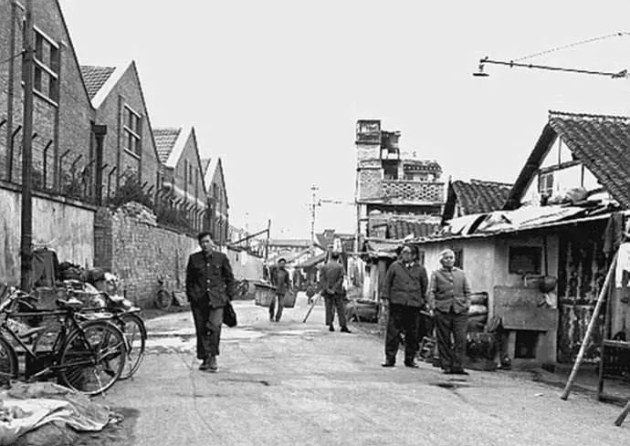 1980年的烂泥渡路,都是 棚户区,每逢暴风雨就水漫金山.