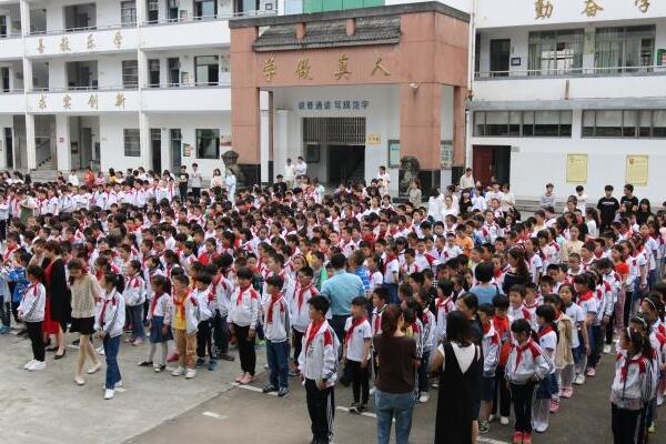 歙县行知小学防震减灾常态演练警戒师生安全防范意识