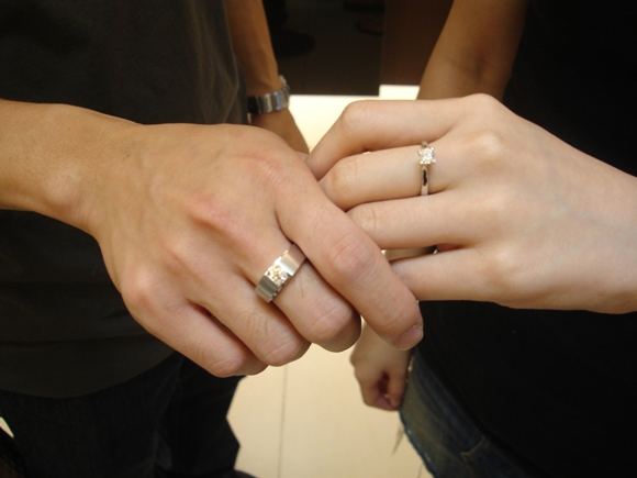 无论是被求婚还是已为人妻收到礼物,只要是戒指,姑娘们都会迫不及待