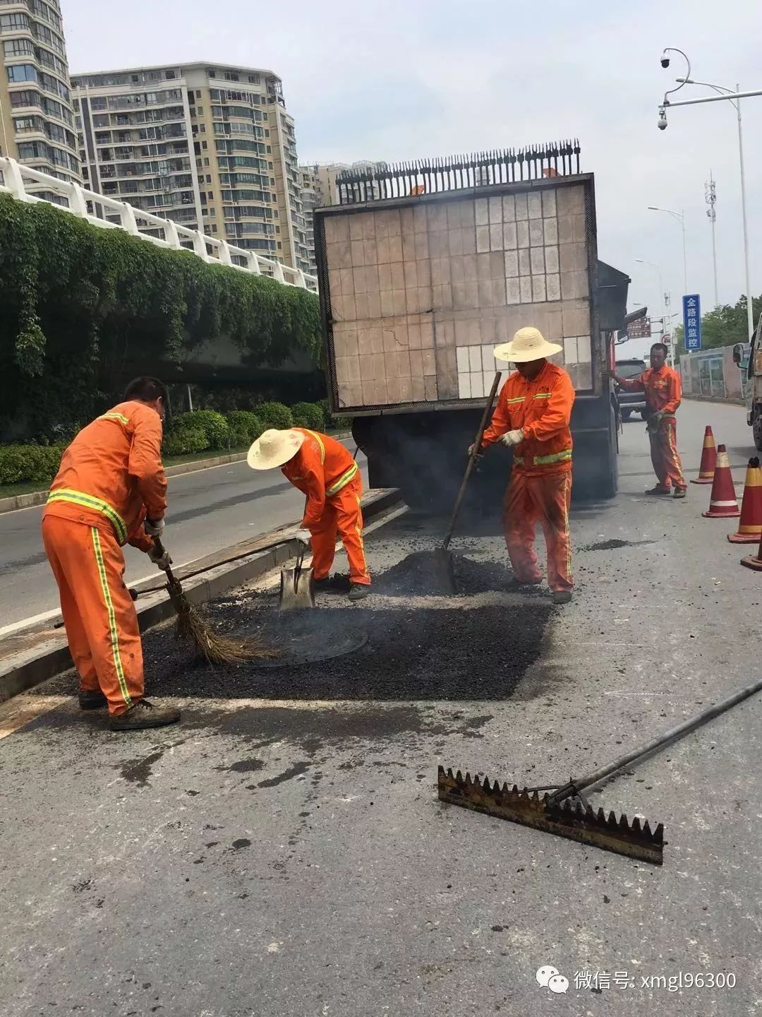 公路部门修复80个问题井盖经过滨海西大道更安全