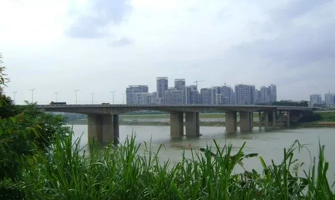 清川大桥南接沙井大道和五一西路,北接西乡塘大道.