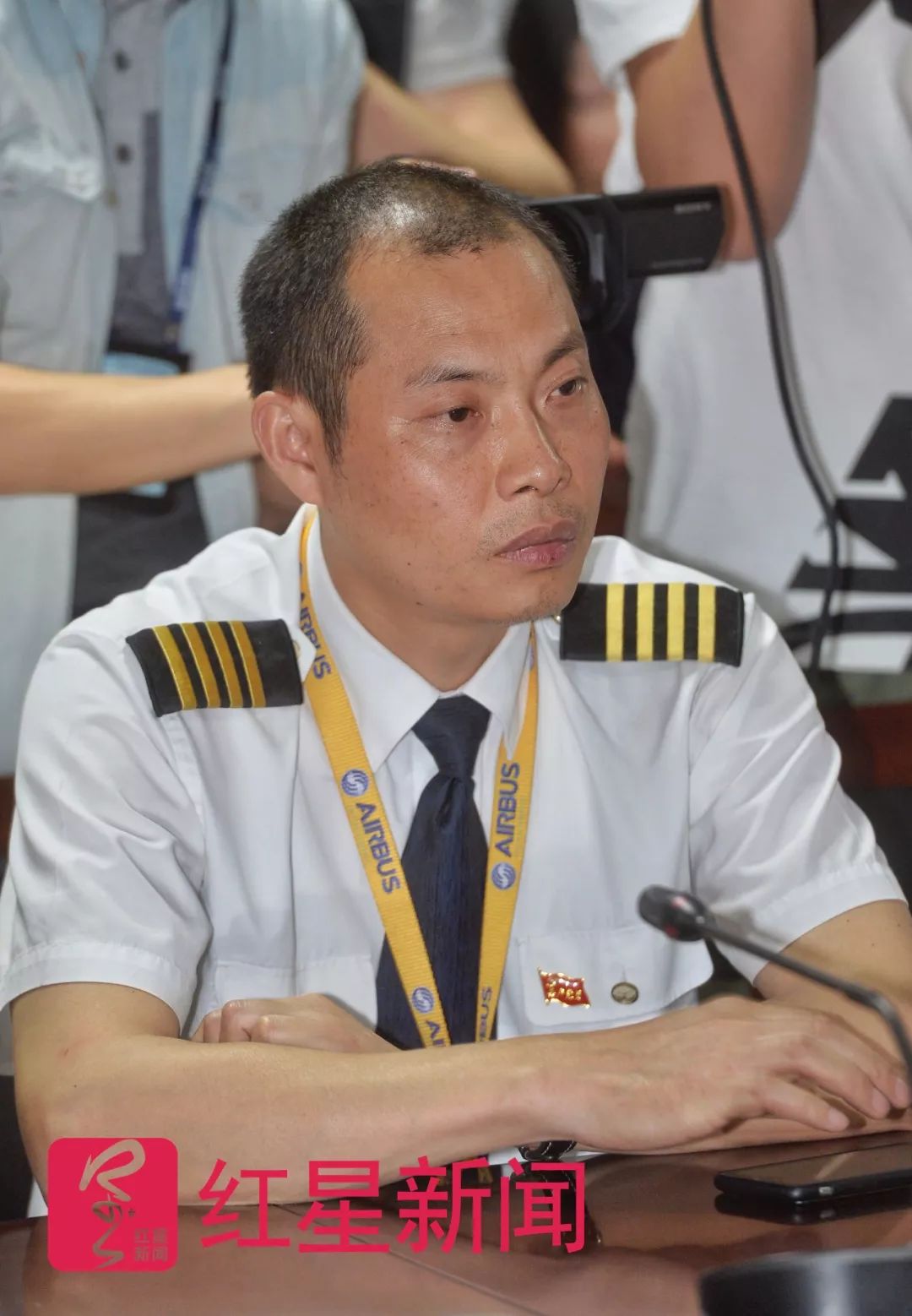 川航英雄机长战友:刘传健曾是部队飞行教员，成功备降离不开空军生涯