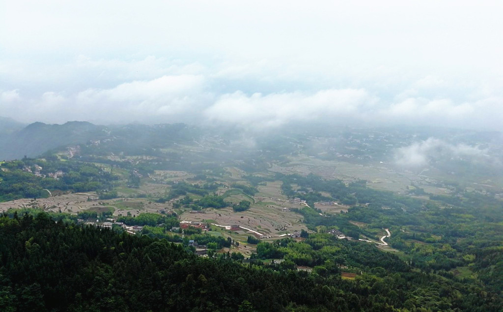 四川省泸州市叙永县丹山以庞大的道教建筑群和典型的丹霞地貌为特征