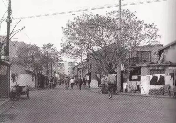 而这个冷清的烂泥渡路 花园石桥路口 1992年,建设中的杨高路坑坑洼洼