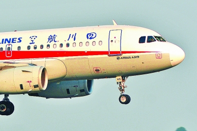 记者从四川航空公司了解到,当日,3u8633重庆至拉萨航班因挡风玻璃脱落