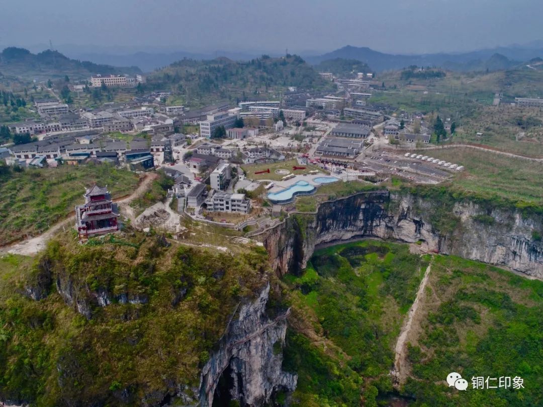 古镇位于万山区万山镇核心区,突出独有的丹砂文化和历史意义,变废为宝