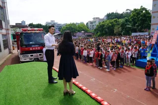 请注意,一群小绿人正在靠近.它们首先冲向了仓山麦顶小学!