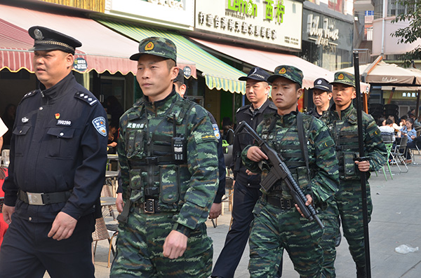 武警百色支队执勤一大队机动中队中队长梁坤(左起第2)
