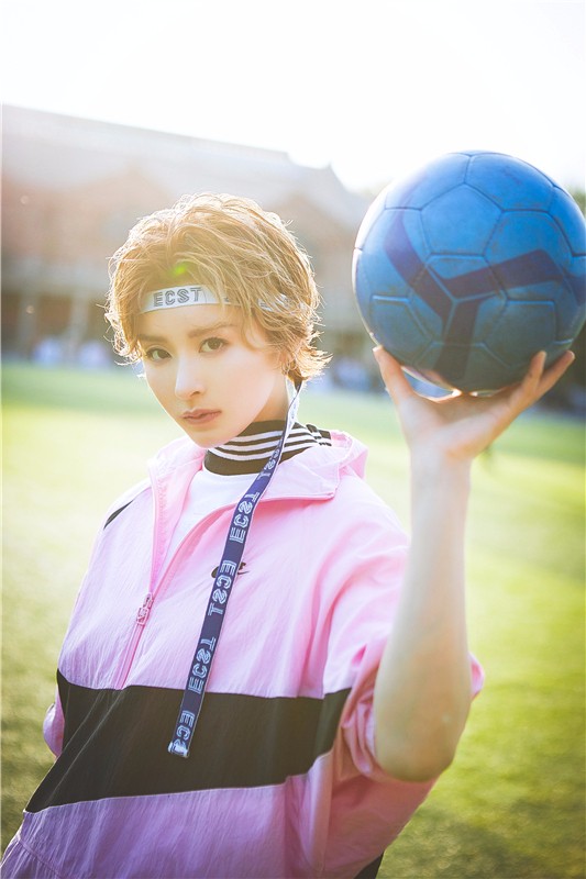 李萌萌夏日运动风写真,变身粉色奶萌系足球少女