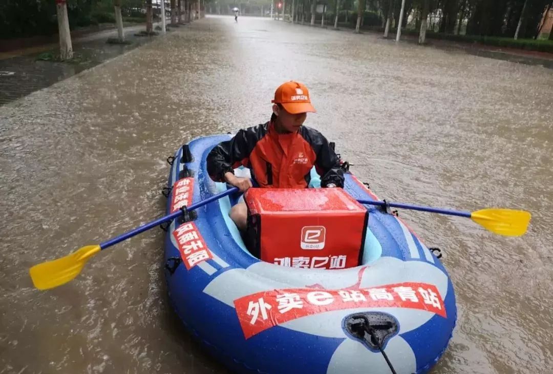 跑外卖下暴雨怎么穿搭_暴雨送外卖图(2)