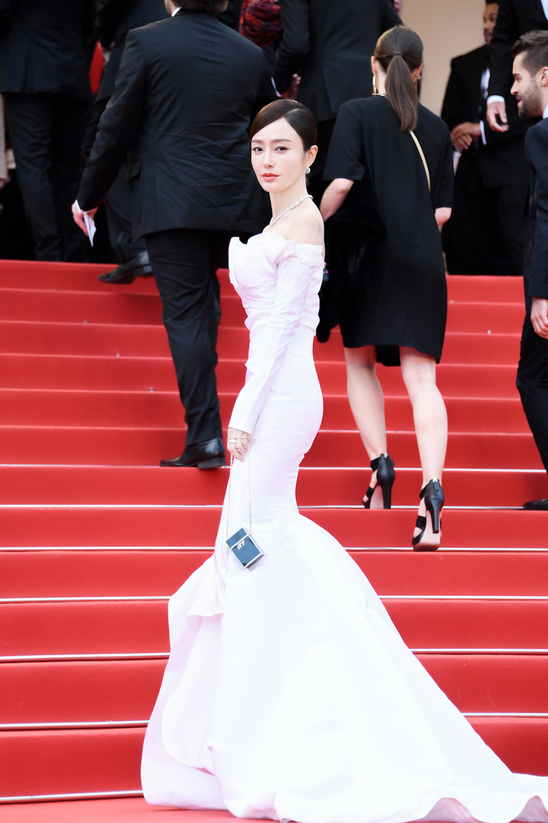 韩国美女歌手金泫雅白色超短裙美腿亮相红地毯（4/6） - 图片 - 名腿网