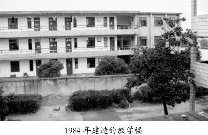 1998 年 7 月,三都中学与诸暨市交通职业技术学校合并,学校更名为诸暨