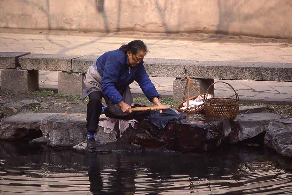 老照片87年的苏州小河边还有人这样洗衣服